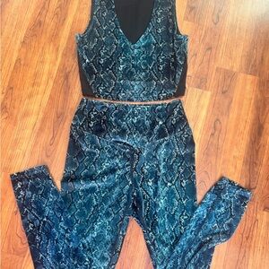 Rare Carbon38 Teal Snake Print Leggings Set